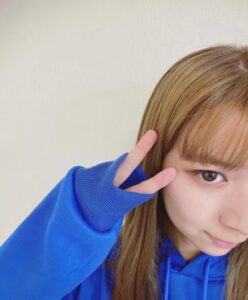 Moka Kamishiraishi Instagram - 英子になるために、人生初ブリーチをしました。はじめて鏡をみたとき、イエ〜イと声が漏れたので、その瞬間からわたしの身体にはいいバイブスが流れています。 英子を全力で愛します。 ドラマ「パリピ孔明」おたのしみに🌈