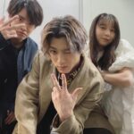 Moka Kamishiraishi Instagram - ペンディングトレイン ついに本日、出発進行☄️🐋🌨️💫🪐 キメて撮ったみた　いつもふざけてるね おふたりへのリスペクトやら可笑しさやら信頼やらが、増し増しな日々です。 最後までみんなで生き抜くぞ！ どうしてもみなさんにお届けしたいエネルギーが、この作品に詰まっています。 「ペンディングトレイン ｰ8時23分、明日 君と」 今夜22:00スタート！ ぜったいみてね！！ #ペンディングトレイン