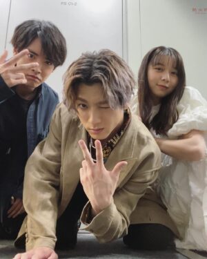 Moka Kamishiraishi Instagram - ペンディングトレイン
ついに本日、出発進行☄️🐋🌨️💫🪐
キメて撮ったみた　いつもふざけてるね
おふたりへのリスペクトやら可笑しさやら信頼やらが、増し増しな日々です。
最後までみんなで生き抜くぞ！

どうしてもみなさんにお届けしたいエネルギーが、この作品に詰まっています。
「ペンディングトレイン ｰ8時23分、明日 君と」
今夜22:00スタート！
ぜったいみてね！！
#ペンディングトレイン