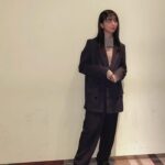 Moka Kamishiraishi Instagram - みなさま、日曜日いかがお過ごしですか？🫖 本日22:00からの #おしゃれクリップ に出演させていただいております。 理想の自分をイメージしたスタイリングで登場させていただける素敵な番組ということで、わたしゃハンサムな女性に憧れるのでジャケットをセレクトしました🧥 でも３枚目の感じをみるとハンサムまでの道のりはまだまだですなあ…(笑) 大好きな友人や尊敬する方々にもご協力いただき、しあわせな時間になりました。むちゃくちゃ素です。ぜひみてね🤎 目がピカーン