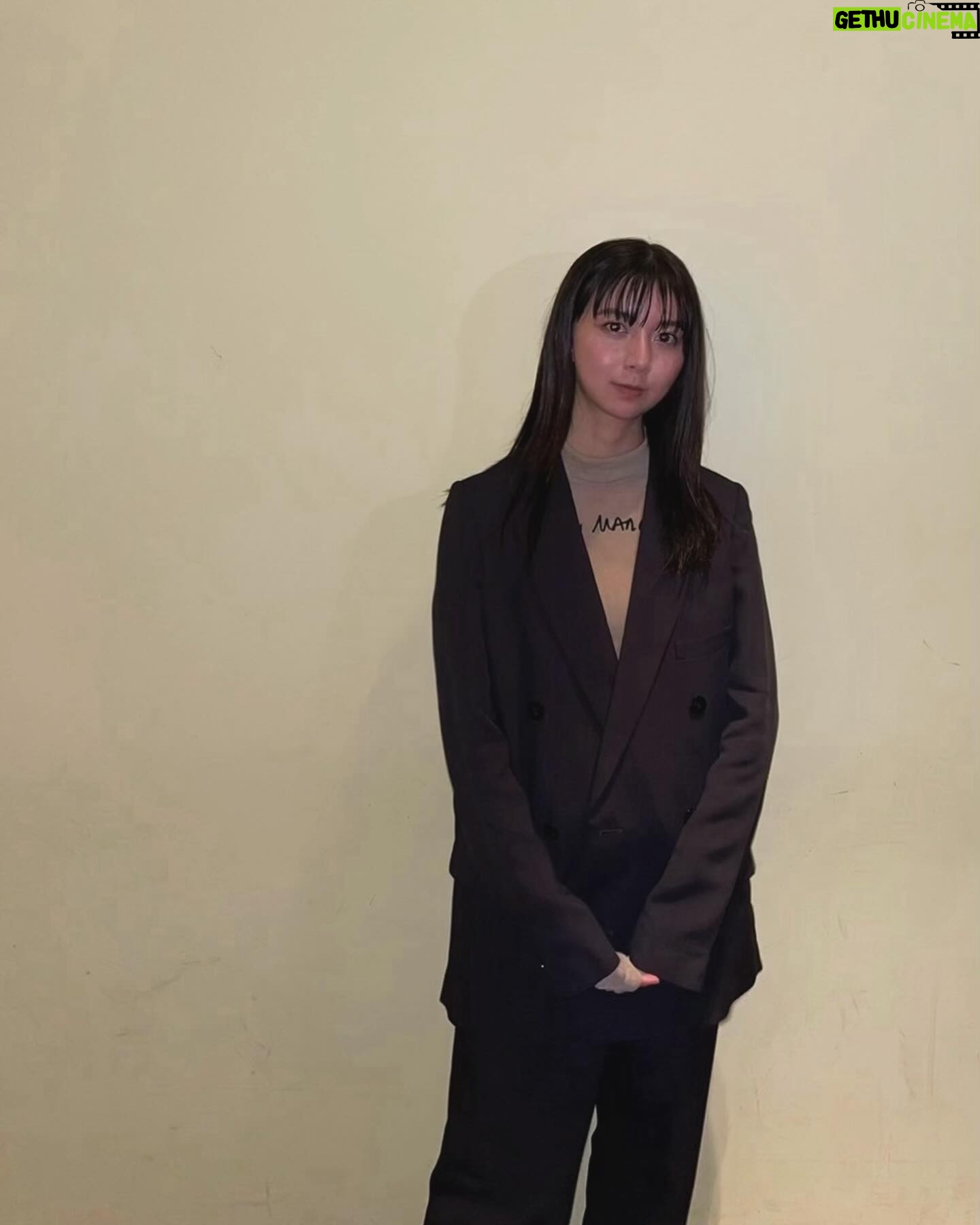 Moka Kamishiraishi Instagram - みなさま、日曜日いかがお過ごしですか?🫖 本日22:00からの #おしゃれクリップ に出演させていただいております。 理想の自分をイメージしたスタイリングで登場させていただける素敵な番組ということで、わたしゃハンサムな女性に憧れるのでジャケットをセレクトしました🧥 でも3枚目の感じをみるとハンサムまでの道のりはまだまだですなあ…(笑) 大好きな友人や尊敬する方々にもご協力いただき、しあわせな時間になりました。むちゃくちゃ素です。ぜひみてね🤎 目がピカーン