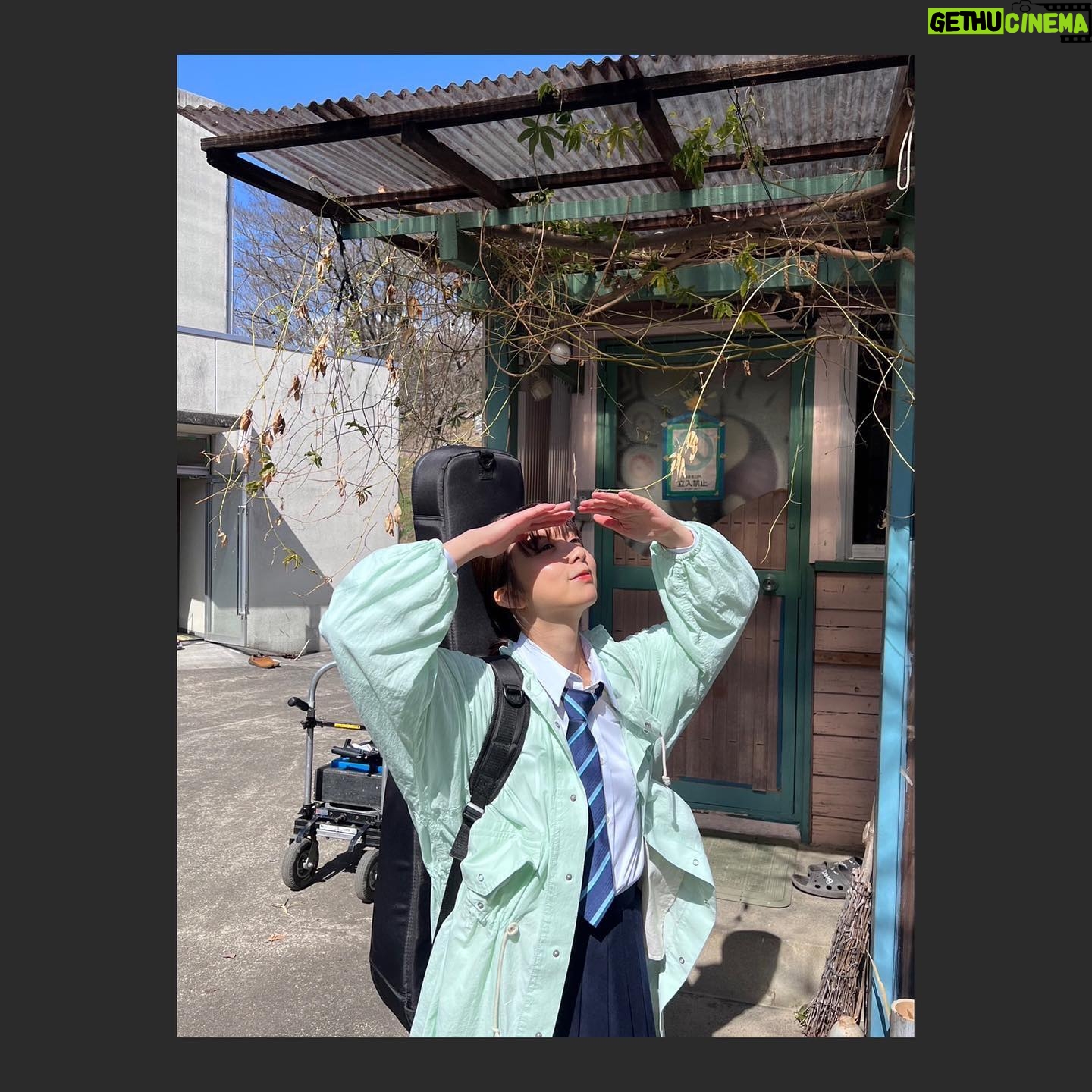 Moka Kamishiraishi Instagram - スピッツ「美しい鰭」MVと 短編「烏滸がましい鰭」に出演させていただきました。 監督は松居大悟さんです。 なんてこったーーーーという、爆発しそうな気持ちを抑えながら、いえ抑えきれず、とても幸せな時間を過ごしました。 短編「烏滸がましい鰭」をみると、またMVの見方も変わってきますので、お楽しみに! 「美しい鰭」がたくさんの人の心に届き、それぞれの日々を力強く泳いでいけますように🐟