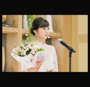 Moka Kamishiraishi Instagram - 『義母と娘のブルース 』
ついに昨夜、FINAL を迎えました。
最後まで見届けてくださったみなさま、本当にありがとうございます！

みゆきちゃんと歩んだ5年半という時間。
一緒に笑ったり泣いたり、わたしの身体にはみゆきちゃんと同じ時間がながれていました。
ぎぼむすという作品のなかにいるとき、ずっと愛のなかにいたなあと、亜希子さんたちを浮かべながら思います。

長きに渡ってぎぼむすを愛していただきありがとうございました！

大きな被害に遭われているみなさまに、心よりお見舞い申し上げます。どうかお一人お一人が、ご自分をいたわって過ごすことができますように。