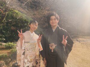 Moka Kamishiraishi Instagram - ぎぼむすファイナルの制作発表会見でした！お天気もよく、家族のようなみなさまと素敵なひとときを過ごしました。毎回恒例で撮っている海くんとのツーショット👘
義母と娘のブルース FINAL は2024年1月2日放送です☀︎