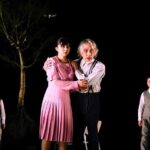 Moka Kamishiraishi Instagram – 「リア王」東京千穐楽でした。
25公演、全員で駆け抜けることができました。
どこまでも奥深く美しいシェイクスピアの言葉の森で迷ったり見つけたり。本当に楽しい日々でした。
これから新潟、愛知、大阪、福岡、長野にお邪魔します。
お越しくださったみなさまありがとうございました!東京芸術劇場プレイハウス、だいすきだ!♡
