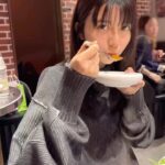 Moka Kamishiraishi Instagram - 先日、すこしおやすみをいただき、友達と韓国へショートトリップしてきました。はじめての韓国に胸はときめき、胃袋は膨れあがり、ハートはぽかぽか。❤️‍🔥韓国に詳しい友達による分刻みのスケジュールに甘えて、私はカルガモの子供のようにただただついて行くだけでした。四六時中話して、たらふく食べて、たのしかったなあ。ともだちはいいもんだあ。また美味しいものを求めて旅行したいです。✈︎