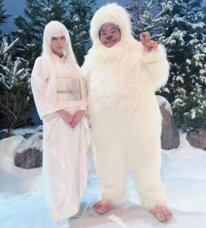 Moka Kamishiraishi Instagram - NHK「LIFE!冬1」ありがとうございました☃️
5本ものコントに出演させていただきました！
5本とも笑いを堪えるのに必死で丹田に力を入れまくりました。

中でも強烈だった雪女ショット🌬️
ドラムさんと写真を撮っていただきました！
#life人生に捧げるコント