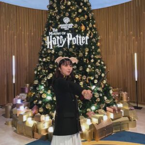 Moka Kamishiraishi Instagram - ワーナーブラザース スタジオツアー 東京にて
クリスマス点灯式に参加させていただきました🎄
わたし自身も魔法にかけられたような時間で幸せでした。
ハリーポッターといえばクリスマス！なので、
ライトアップされた素敵な空間にみなさまも足を運んでみてください〜  メテオロジンクス🪄
#ハリーポッタースタジオツアー #ドビー