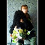 Moka Kamishiraishi Instagram - @fumietanaka_jp の、世界にひとつだけのお花ジャケット🌼装苑オンラインでの連載は、いつも私に素敵な出会いと発見をくれます。”上白石萌歌のぐるぐるまわる、ときめきめぐり” ぜひ毎月チェックしてね！ @soenonline