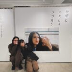 Moka Kamishiraishi Instagram - 初の写真展 かぜとわたしはうつろう が無事に最終日を迎えました。来てくださったみなさま、心を寄せてくださっていたみなさま、ありがとうございました！ 2200名以上のみなさまにお越しいただき、感想ノートは8冊にもなりました。愛がいっぱいだ… ただただ写真が好きだったわたしに、こんな日が来るなんて思いもしなかった　形にできたことをしあわせに思います。 これからも胸のときめくことをしていたい 訪れてくださったみなさまが、うつろいゆくすべての感情を大切にしていけますように。 またお会いする日まで🤝 #かぜとわたしはうつろう