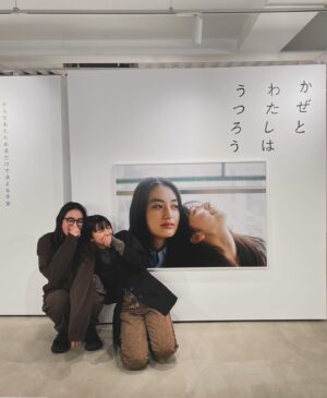 Moka Kamishiraishi Instagram - 初の写真展 かぜとわたしはうつろう  が無事に最終日を迎えました。来てくださったみなさま、心を寄せてくださっていたみなさま、ありがとうございました！
2200名以上のみなさまにお越しいただき、感想ノートは8冊にもなりました。愛がいっぱいだ…

ただただ写真が好きだったわたしに、こんな日が来るなんて思いもしなかった　形にできたことをしあわせに思います。
これからも胸のときめくことをしていたい

訪れてくださったみなさまが、うつろいゆくすべての感情を大切にしていけますように。
またお会いする日まで🤝

#かぜとわたしはうつろう