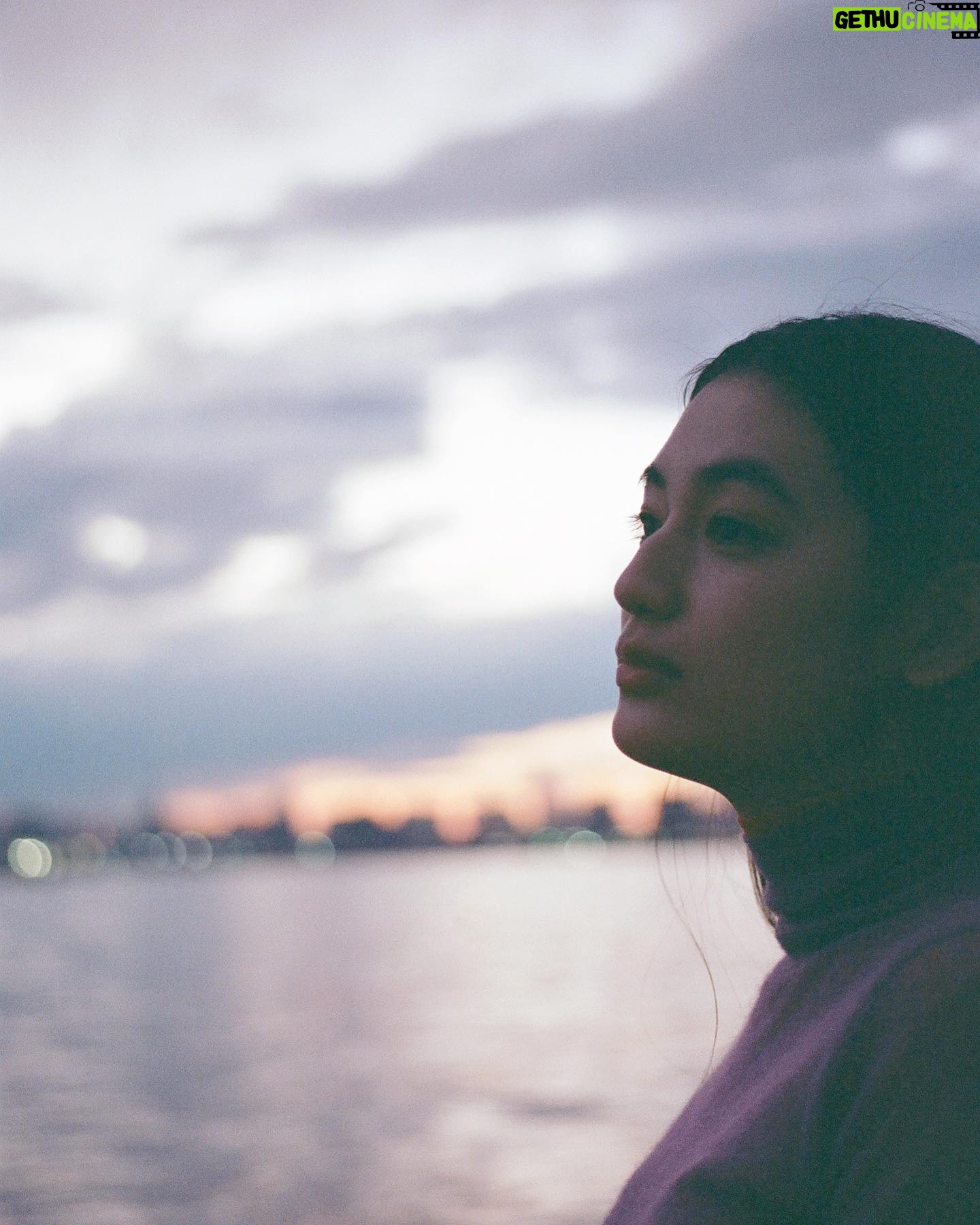 Moka Kamishiraishi Instagram - 初の写真展「かぜとわたしはうつろう」を 開催することになりました。 写真は、撮ることも撮られることも、私にとって呼吸をさせてくれるようなかけがえのないもの。とりわけフィルムは、時間や感情を焼き付けておくことができる、心の日記のようなものです。 これまで撮り溜めてきた写真や、いま自分がみているものたちを、いつかどうにか形にして共有できたら、と思っていた矢先、Kodakさんに素敵なお声がけをいただきました。なんとすべてKodakさんのフィルム PORTRA400を使った展示になります。 ずっと目で追いかけていたくなるような、みずみずしい光を纏っている俳優の八木莉可子さん、 昔からのお友達で、素直な時間をいつも切り取ってくれるフォトグラファーの野口花梨さん、 言葉のちからでいつも私に新しい視点と感情をくれる歌人の伊藤紺さん。 同世代でリスペクトする大好きなお三方にこのプロジェクトにご賛同いただき、心に届く展示にすべく鋭意製作中です。 ふだん俳優である私にとって写真展というのは初の試みです。はじめてのことだらけ手探りではありますが、表現とは本来ボーダーレスなものであるはず。いつも自分の好き、という気持ちと好奇心には、まっすぐでありたいと思っています。 どうか足を運んでいただけると嬉しいです。詳細はまた後日! #かぜとわたしはうつろう