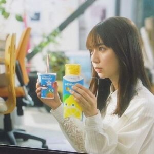 Moka Kamishiraishi Instagram - マクドナルド新cm「マックの晴れスイーツ『メロンとレモン』」篇が本日よりオンエアです！

夕張メロンシェイクとレモンチーズパイ、とてもおいしくて心が晴れました🍈🍋
店舗では明日から発売スタート！みなさんぜひ食べてみてねっ
@mcdonaldsjapan