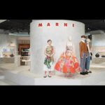 Moka Kamishiraishi Instagram – 今年でブランド創立30周年を迎えるマルニは、“FLOWER GARDEN”をテーマにしたポップアップを伊勢丹新宿店 本館1階 ザ・ステージにて開催中です。
お花のパッチワークをモチーフとした新作のワンピースは、1枚の絵画を纏うような高揚感がありました。🌼
美術館へ出向くような感覚で、ぜひ足を運んでください！

#MARNI