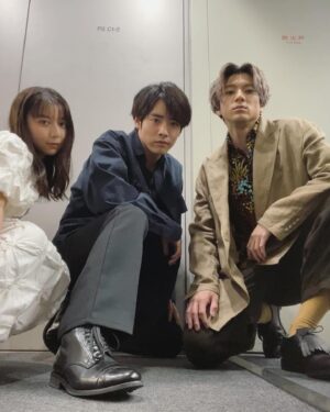 Moka Kamishiraishi Instagram - ペンディングトレイン
ついに本日、出発進行☄️🐋🌨️💫🪐
キメて撮ったみた　いつもふざけてるね
おふたりへのリスペクトやら可笑しさやら信頼やらが、増し増しな日々です。
最後までみんなで生き抜くぞ！

どうしてもみなさんにお届けしたいエネルギーが、この作品に詰まっています。
「ペンディングトレイン ｰ8時23分、明日 君と」
今夜22:00スタート！
ぜったいみてね！！
#ペンディングトレイン