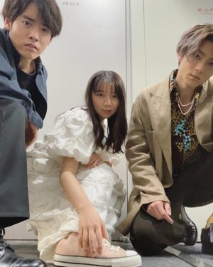 Moka Kamishiraishi Instagram - ペンディングトレイン
ついに本日、出発進行☄️🐋🌨️💫🪐
キメて撮ったみた　いつもふざけてるね
おふたりへのリスペクトやら可笑しさやら信頼やらが、増し増しな日々です。
最後までみんなで生き抜くぞ！

どうしてもみなさんにお届けしたいエネルギーが、この作品に詰まっています。
「ペンディングトレイン ｰ8時23分、明日 君と」
今夜22:00スタート！
ぜったいみてね！！
#ペンディングトレイン