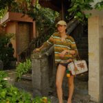 Molly Chiang Instagram - MiuMiu girl in Bali ✨💚🧡🖤 #miumiu @miumiu - 在峇里島買到的戰利品讓我心情整個變彩色起來 心情快樂到跟今天的穿搭一樣繽紛樂😂 就是我掛在包包上的螃蟹 章魚編織娃娃掛飾🥹❤️ 這個掛飾是我在 @Amankila 禮品店買到的 當時看到被這個可愛到心臟漏一拍（好浮誇） 太有趣太可愛的掛飾了！！！ 而且掛在這顆MiuMiu包上面顏色有夠配耶？ 毫無違和🤣 你們說是不是超可愛！ 你們喜歡螃蟹還是章魚的？ 另一個超愛的戰利品 就是脖子跟手上的小花項鍊跟手鍊 這個就是峇里島市集的飾品攤販買到的 大家如果去峇里島有逛一些市集 可以都看看有沒有 還有很多顏色的 我自己買了白色跟薄荷綠💚☺️ 在峇里島還是要來點色彩的搭配🥹 自己好喜歡這組照片的配色 吃早餐的時候看到這面藍色的牆壁就覺得應該很適合配我這套拍💙😍 喜歡這套嗎😙