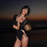 Molly Chiang Instagram - Bali‘s sunset magic 🌅❤️‍🔥 @louisvuitton #louisvuitton Just in case ✨ - 各位觀眾！！！ 不可能來峇里島度假又有大片吧（？） 不可能這組照片就是 @aaron77926 小安用我的徠卡Q3 閃燈、然後我再自己調色裁切後就產生這組照片吧🤣 #最後有影片幕後花絮 這次許願想要有一組峇里島夕陽後晚霞火燒雲的背景美照 加上想要幫 @louisvuitton 這顆港澳台限定販售的Just in case 包拍一組大片 昨天我們就去海邊等晚霞 然後小安就幫我拍到了🥹✨ 整個海邊明明一堆人 我們卻好像活在自己的兩人世界宇宙大拍特拍😂 「安莫組合」拍出來的成果照是不是也蠻美😳✨ 你們覺得如何？😛🖤❤️‍🔥 P.S. 拍到美照的我又在海邊大跳驚鴻舞 因為我這件外罩的袖子根本為了跳驚鴻舞而設計的吧（？） 想看驚鴻舞影片嗎（咦） 想看 1（明明就自己很想發死要問） Bags/ @louisvuitton Swimsuit/ @cosstores