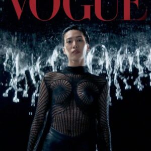 Molly Chiang Instagram - Digital Cover for Vogue Taiwan🌪 I dare myself. @voguetaiwan 

Happy to share this project I did with Vogue Taiwan! I actually cut my hair for half a year, and been hiding it this whole time and now I can finally let everyone see the new Molly! 🙌🏾Thank you Vogue Taiwan and the amazing production team for completing this epic work.I can't wait to share more! I’m absolutely in love with this project , stay tune❤️
-
大家點到 @molly_chiang 頁面看
有三個版本的Vogue 數位封面 
告訴我你最愛哪一版🖤
-
人生最該不斷挑戰的敵人就是自己
當你敢不斷挑戰自己的底線 
你便慢慢開始沒有極限
即使別人不看好你
你也要永遠看好你自己

終於可以分享這件事了
隱藏了半年之久
今天我終於能夠讓大家看見全新的莫莉
其實我在去年12月為了拍攝電影
就已經把自己的頭髮給剪掉了
就這樣戴了半年的假髮生活
沒錯
這半年在社群上你們看到所有的造型都是假髮（沒在開玩笑

很開心能以全新的樣貌
在這個月登上Vogue數位封面人物
這一刻對我來說意義重大
嶄新的自己
準備再出發

這次的數位封面企劃彷彿做了一場夢
覺得自己很幸運集結了各方都全力以赴的製作團隊
他們真的做到快爆肝（？
這就是我上次說拍了20個小時的大拍攝
三版數位封面先分享大家
三段影片其實還有一部長片版本
在5/26晚上21：00會分享給大家看
敬請期待我這三天更多的分享
同時也會分享這半年我到底是如何隱藏頭髮過生活的Vlog

莫寶
允許我大大洗版可以吧🥰😛
-
Editor-in-Chief＿Leslie Sun @sunles
Digital Director＿Amber YenChen Lo  @yenchenlolo
Project Managing Editor＿Vanessa Yu @vanessayuisgood
Creative Director＿Yii Ooi @yiiooi
Film Director＿Wang Yu @jeffwangyu
Text＿September Leu；Edit＿Tiffany Leu @its_yiling 
Director of Photography＿Pan Xing You @Panstarr
Stylist＿Yii Ooi
Makeup＿Sting Hsieh @stinghsieh
Hair＿Sydni Liu @sydni_q @zoomhairstyling 
Producer＿Johnny Chiang
Set Design＿51 WU
Cgi Artist＿Yaga Animation @yaga_animation
Original Music＿Audioforce @audioforceofficial
Sound Design＿Chiao Chen @chiaochen
Visual Effects＿Jian Yu Wei
Supervising Colorist＿8g Studio
Stylist Assistant : Yanling Chen , Poga Lin
Hair Assistant : Chen Han Zhi
SPECIAL THANKS  @AudemarsPiguet #AudemarsPiguet #CODE1159

@VogueTaiwan #VogueTaiwan