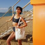 Molly Chiang Instagram - This LV beach ensemble captures my carefree, sun-kissed spirit amidst Barcelona‘s vibrant coastal allure. 🏖️🧡💙@#LVCRUISE25 @louisvuitton - 這趟的LV托特包 墨鏡禮物 立刻把它們帶來巴塞隆納海灘拍美照😆 搭配我在Capri購入的LV泳裝 是不是有點配！！！😝 海灘Look就完成🫶🏾 昨天起了個大早 跟麥力兩個人殺到巴塞隆納海邊拍這組照片 這個海灘是《Somorrostro beach》✨ 剛好離這次住的飯店只要大概10分鐘距離 然後我們大概也只花了10分鐘拍完這組（？）😂 你們不覺得巴塞隆納海灘拍起來就是有種熱情奔放感嗎？還是我心理作用？🤣 目前在巴塞隆納兩天了 感覺這座城市藝術跟生活完美交織 覺得巴塞隆納各處都充滿了令人激動的創意火花 這裡流淌著一股摩登又迷人的氣息 同時又保留著古老的文化遺產 在海邊也能感受到這座城市浪漫奔放自由的氛圍 才來兩天已有點愛上這裡🥹 這座城市讓我心情好到大概就是像第二則影片一樣☺️❤️