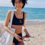 Molly Chiang Instagram - This LV beach ensemble captures my carefree, sun-kissed spirit amidst Barcelona‘s vibrant coastal allure. 🏖️🧡💙@#LVCRUISE25 @louisvuitton - 這趟的LV托特包 墨鏡禮物 立刻把它們帶來巴塞隆納海灘拍美照😆 搭配我在Capri購入的LV泳裝 是不是有點配！！！😝 海灘Look就完成🫶🏾 昨天起了個大早 跟麥力兩個人殺到巴塞隆納海邊拍這組照片 這個海灘是《Somorrostro beach》✨ 剛好離這次住的飯店只要大概10分鐘距離 然後我們大概也只花了10分鐘拍完這組（？）😂 你們不覺得巴塞隆納海灘拍起來就是有種熱情奔放感嗎？還是我心理作用？🤣 目前在巴塞隆納兩天了 感覺這座城市藝術跟生活完美交織 覺得巴塞隆納各處都充滿了令人激動的創意火花 這裡流淌著一股摩登又迷人的氣息 同時又保留著古老的文化遺產 在海邊也能感受到這座城市浪漫奔放自由的氛圍 才來兩天已有點愛上這裡🥹 這座城市讓我心情好到大概就是像第二則影片一樣☺️❤️