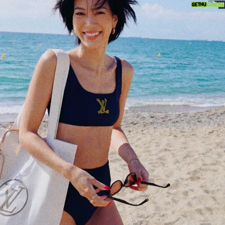 Molly Chiang Instagram - This LV beach ensemble captures my carefree, sun-kissed spirit amidst Barcelona‘s vibrant coastal allure. 🏖️🧡💙@#LVCRUISE25 @louisvuitton - 這趟的LV托特包 墨鏡禮物 立刻把它們帶來巴塞隆納海灘拍美照😆 搭配我在Capri購入的LV泳裝 是不是有點配!!!😝 海灘Look就完成🫶🏾 昨天起了個大早 跟麥力兩個人殺到巴塞隆納海邊拍這組照片 這個海灘是《Somorrostro beach》✨ 剛好離這次住的飯店只要大概10分鐘距離 然後我們大概也只花了10分鐘拍完這組(?)😂 你們不覺得巴塞隆納海灘拍起來就是有種熱情奔放感嗎?還是我心理作用?🤣 目前在巴塞隆納兩天了 感覺這座城市藝術跟生活完美交織 覺得巴塞隆納各處都充滿了令人激動的創意火花 這裡流淌著一股摩登又迷人的氣息 同時又保留著古老的文化遺產 在海邊也能感受到這座城市浪漫奔放自由的氛圍 才來兩天已有點愛上這裡🥹 這座城市讓我心情好到大概就是像第二則影片一樣☺️❤️
