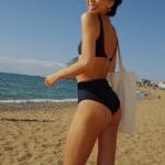 Molly Chiang Instagram - This LV beach ensemble captures my carefree, sun-kissed spirit amidst Barcelona‘s vibrant coastal allure. 🏖️🧡💙@#LVCRUISE25 @louisvuitton - 這趟的LV托特包 墨鏡禮物 立刻把它們帶來巴塞隆納海灘拍美照😆 搭配我在Capri購入的LV泳裝 是不是有點配！！！😝 海灘Look就完成🫶🏾 昨天起了個大早 跟麥力兩個人殺到巴塞隆納海邊拍這組照片 這個海灘是《Somorrostro beach》✨ 剛好離這次住的飯店只要大概10分鐘距離 然後我們大概也只花了10分鐘拍完這組（？）😂 你們不覺得巴塞隆納海灘拍起來就是有種熱情奔放感嗎？還是我心理作用？🤣 目前在巴塞隆納兩天了 感覺這座城市藝術跟生活完美交織 覺得巴塞隆納各處都充滿了令人激動的創意火花 這裡流淌著一股摩登又迷人的氣息 同時又保留著古老的文化遺產 在海邊也能感受到這座城市浪漫奔放自由的氛圍 才來兩天已有點愛上這裡🥹 這座城市讓我心情好到大概就是像第二則影片一樣☺️❤️