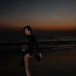 Molly Chiang Instagram - Bali‘s sunset magic 🌅❤️‍🔥 @louisvuitton #louisvuitton Just in case ✨ - 各位觀眾！！！ 不可能來峇里島度假又有大片吧（？） 不可能這組照片就是 @aaron77926 小安用我的徠卡Q3 閃燈、然後我再自己調色裁切後就產生這組照片吧🤣 #最後有影片幕後花絮 這次許願想要有一組峇里島夕陽後晚霞火燒雲的背景美照 加上想要幫 @louisvuitton 這顆港澳台限定販售的Just in case 包拍一組大片 昨天我們就去海邊等晚霞 然後小安就幫我拍到了🥹✨ 整個海邊明明一堆人 我們卻好像活在自己的兩人世界宇宙大拍特拍😂 「安莫組合」拍出來的成果照是不是也蠻美😳✨ 你們覺得如何？😛🖤❤️‍🔥 P.S. 拍到美照的我又在海邊大跳驚鴻舞 因為我這件外罩的袖子根本為了跳驚鴻舞而設計的吧（？） 想看驚鴻舞影片嗎（咦） 想看 1（明明就自己很想發死要問） Bags/ @louisvuitton Swimsuit/ @cosstores