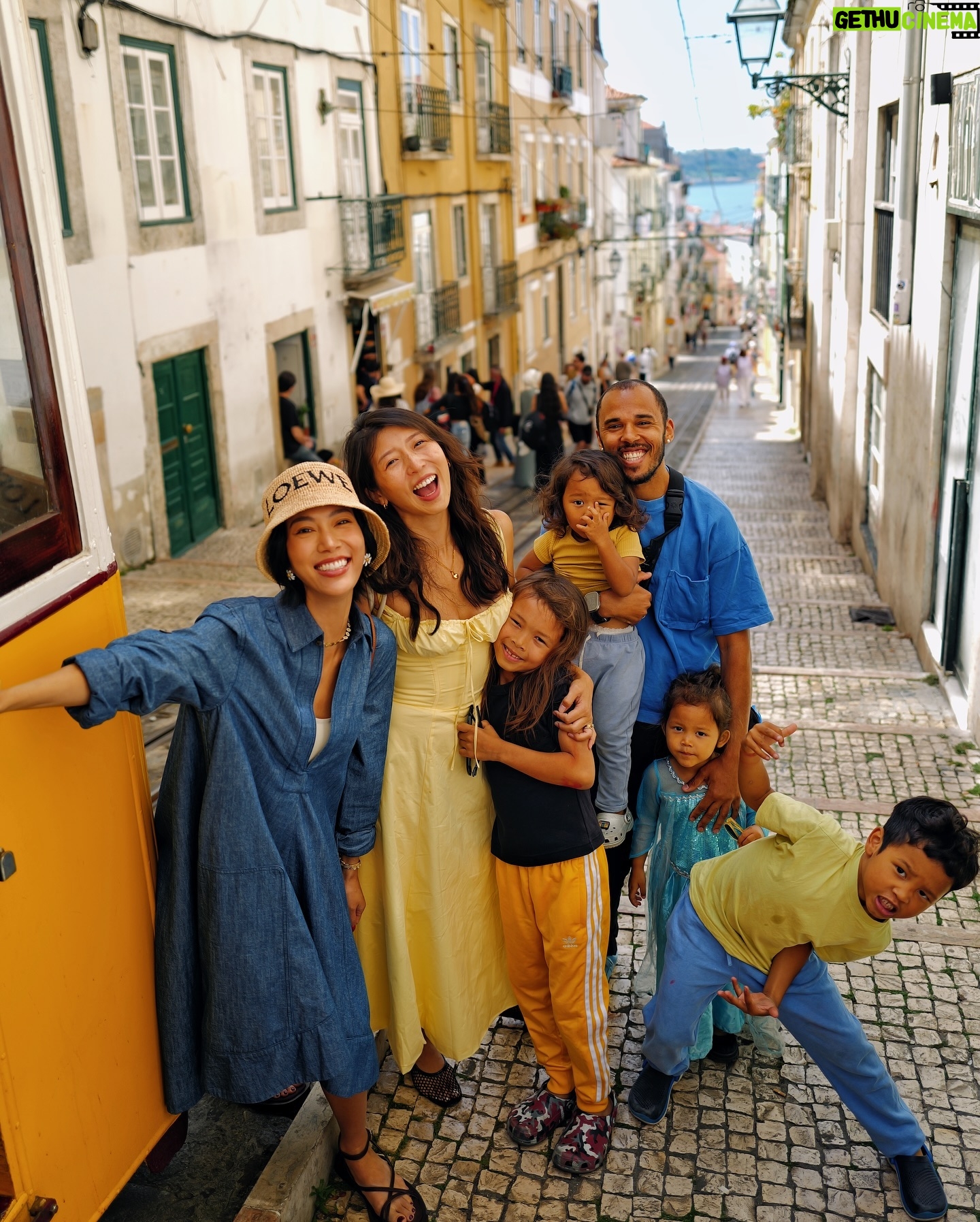 Molly Chiang Instagram - Thank you @riceandshine.co @dzingaigiulio family for taking us on a tour of Lisbon! It was a wonderful experience.🌼✨😍 - #此篇里斯本景點以及Gelato請收藏 #後面有彩蛋影片 昨天 @riceandshine.co @dzingaigiulio 一家人帶著我們遊玩里斯本 帶我去搭了最想搭的里斯本BICA纜車 大家如果來里斯本可以要搭這台 這裡是最經典最好拍的地方✨ 拍起來真的是太可愛了😍 然後大家來里斯本請直接去 《Gelato Davvero》吃Gelato !!! 這家開心果Gelato 我給過!!! 我覺得巧克力的也超好吃 整個黏度跟口感、味道都走在人生對的道路上😂 P.S. 最後影片Leo看到廖亨力的表情我已快笑瘋 小孩子總是誠實的無法隱藏🥰(?)