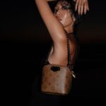Molly Chiang Instagram - Bali‘s sunset magic 🌅❤️‍🔥 @louisvuitton #louisvuitton Just in case ✨ - 各位觀眾！！！ 不可能來峇里島度假又有大片吧（？） 不可能這組照片就是 @aaron77926 小安用我的徠卡Q3 閃燈、然後我再自己調色裁切後就產生這組照片吧🤣 #最後有影片幕後花絮 這次許願想要有一組峇里島夕陽後晚霞火燒雲的背景美照 加上想要幫 @louisvuitton 這顆港澳台限定販售的Just in case 包拍一組大片 昨天我們就去海邊等晚霞 然後小安就幫我拍到了🥹✨ 整個海邊明明一堆人 我們卻好像活在自己的兩人世界宇宙大拍特拍😂 「安莫組合」拍出來的成果照是不是也蠻美😳✨ 你們覺得如何？😛🖤❤️‍🔥 P.S. 拍到美照的我又在海邊大跳驚鴻舞 因為我這件外罩的袖子根本為了跳驚鴻舞而設計的吧（？） 想看驚鴻舞影片嗎（咦） 想看 1（明明就自己很想發死要問） Bags/ @louisvuitton Swimsuit/ @cosstores