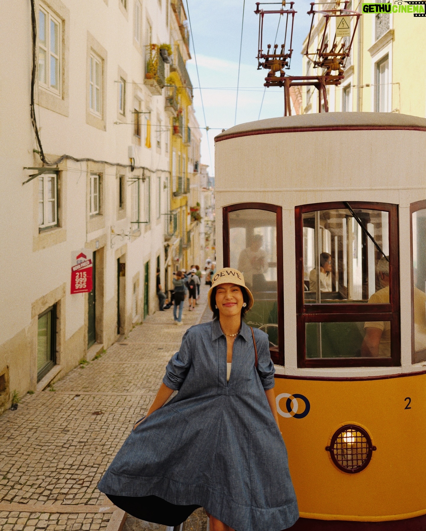 Molly Chiang Instagram - Thank you @riceandshine.co @dzingaigiulio family for taking us on a tour of Lisbon! It was a wonderful experience.🌼✨😍 - #此篇里斯本景點以及Gelato請收藏 #後面有彩蛋影片 昨天 @riceandshine.co @dzingaigiulio 一家人帶著我們遊玩里斯本 帶我去搭了最想搭的里斯本BICA纜車 大家如果來里斯本可以要搭這台 這裡是最經典最好拍的地方✨ 拍起來真的是太可愛了😍 然後大家來里斯本請直接去 《Gelato Davvero》吃Gelato !!! 這家開心果Gelato 我給過!!! 我覺得巧克力的也超好吃 整個黏度跟口感、味道都走在人生對的道路上😂 P.S. 最後影片Leo看到廖亨力的表情我已快笑瘋 小孩子總是誠實的無法隱藏🥰(?)