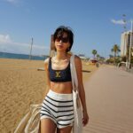Molly Chiang Instagram - This LV beach ensemble captures my carefree, sun-kissed spirit amidst Barcelona‘s vibrant coastal allure. 🏖️🧡💙@#LVCRUISE25 @louisvuitton - 這趟的LV托特包 墨鏡禮物 立刻把它們帶來巴塞隆納海灘拍美照😆 搭配我在Capri購入的LV泳裝 是不是有點配！！！😝 海灘Look就完成🫶🏾 昨天起了個大早 跟麥力兩個人殺到巴塞隆納海邊拍這組照片 這個海灘是《Somorrostro beach》✨ 剛好離這次住的飯店只要大概10分鐘距離 然後我們大概也只花了10分鐘拍完這組（？）😂 你們不覺得巴塞隆納海灘拍起來就是有種熱情奔放感嗎？還是我心理作用？🤣 目前在巴塞隆納兩天了 感覺這座城市藝術跟生活完美交織 覺得巴塞隆納各處都充滿了令人激動的創意火花 這裡流淌著一股摩登又迷人的氣息 同時又保留著古老的文化遺產 在海邊也能感受到這座城市浪漫奔放自由的氛圍 才來兩天已有點愛上這裡🥹 這座城市讓我心情好到大概就是像第二則影片一樣☺️❤️