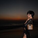 Molly Chiang Instagram - Bali‘s sunset magic 🌅❤️‍🔥 @louisvuitton #louisvuitton Just in case ✨ - 各位觀眾！！！ 不可能來峇里島度假又有大片吧（？） 不可能這組照片就是 @aaron77926 小安用我的徠卡Q3 閃燈、然後我再自己調色裁切後就產生這組照片吧🤣 #最後有影片幕後花絮 這次許願想要有一組峇里島夕陽後晚霞火燒雲的背景美照 加上想要幫 @louisvuitton 這顆港澳台限定販售的Just in case 包拍一組大片 昨天我們就去海邊等晚霞 然後小安就幫我拍到了🥹✨ 整個海邊明明一堆人 我們卻好像活在自己的兩人世界宇宙大拍特拍😂 「安莫組合」拍出來的成果照是不是也蠻美😳✨ 你們覺得如何？😛🖤❤️‍🔥 P.S. 拍到美照的我又在海邊大跳驚鴻舞 因為我這件外罩的袖子根本為了跳驚鴻舞而設計的吧（？） 想看驚鴻舞影片嗎（咦） 想看 1（明明就自己很想發死要問） Bags/ @louisvuitton Swimsuit/ @cosstores