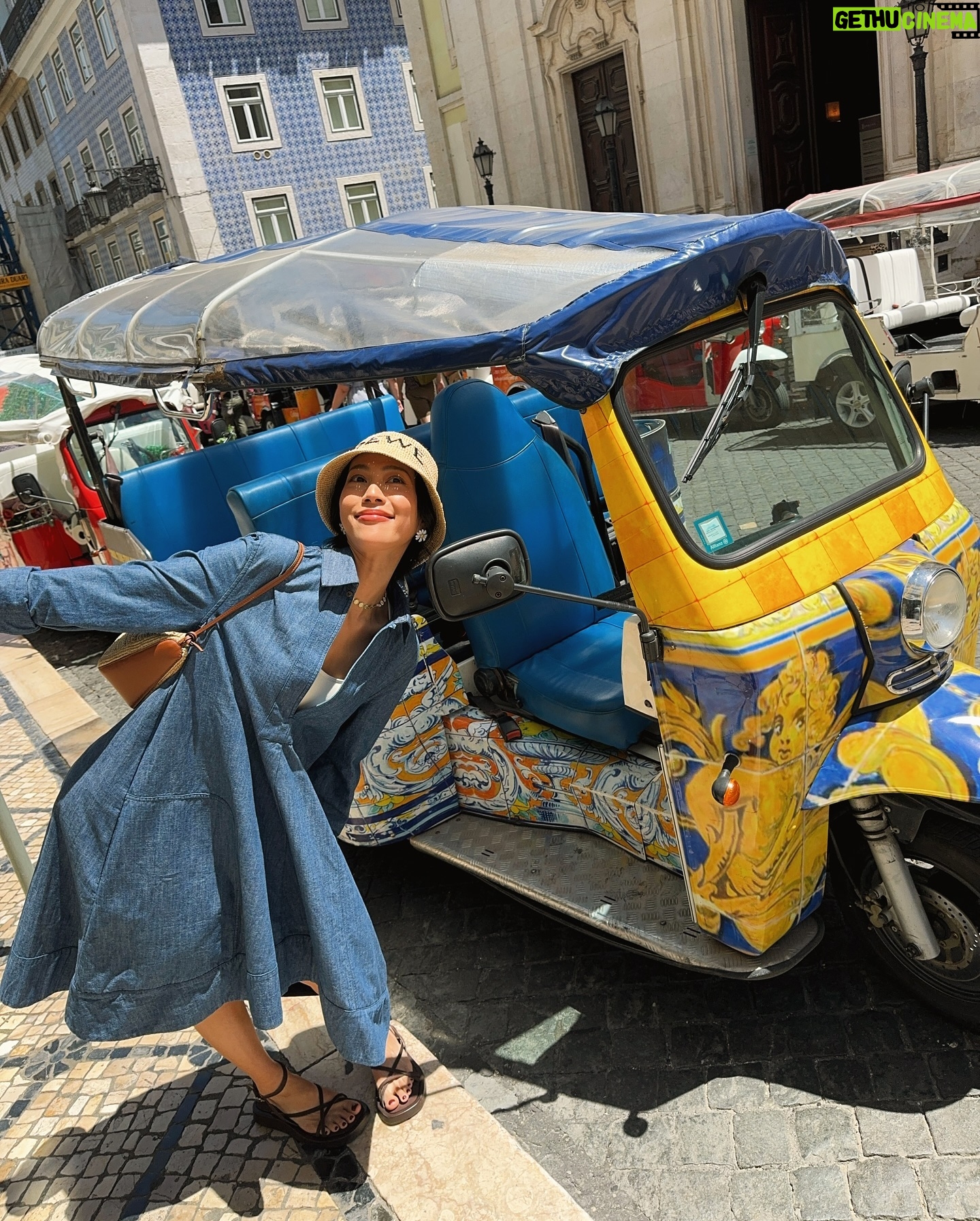 Molly Chiang Instagram - Thank you @riceandshine.co @dzingaigiulio family for taking us on a tour of Lisbon! It was a wonderful experience.🌼✨😍 - #此篇里斯本景點以及Gelato請收藏 #後面有彩蛋影片 昨天 @riceandshine.co @dzingaigiulio 一家人帶著我們遊玩里斯本 帶我去搭了最想搭的里斯本BICA纜車 大家如果來里斯本可以要搭這台 這裡是最經典最好拍的地方✨ 拍起來真的是太可愛了😍 然後大家來里斯本請直接去 《Gelato Davvero》吃Gelato !!! 這家開心果Gelato 我給過!!! 我覺得巧克力的也超好吃 整個黏度跟口感、味道都走在人生對的道路上😂 P.S. 最後影片Leo看到廖亨力的表情我已快笑瘋 小孩子總是誠實的無法隱藏🥰(?)