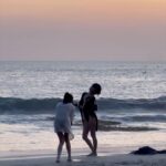 Molly Chiang Instagram - Bali‘s sunset magic 🌅❤️‍🔥 @louisvuitton #louisvuitton Just in case ✨ - 各位觀眾！！！ 不可能來峇里島度假又有大片吧（？） 不可能這組照片就是 @aaron77926 小安用我的徠卡Q3 閃燈、然後我再自己調色裁切後就產生這組照片吧🤣 #最後有影片幕後花絮 這次許願想要有一組峇里島夕陽後晚霞火燒雲的背景美照 加上想要幫 @louisvuitton 這顆港澳台限定販售的Just in case 包拍一組大片 昨天我們就去海邊等晚霞 然後小安就幫我拍到了🥹✨ 整個海邊明明一堆人 我們卻好像活在自己的兩人世界宇宙大拍特拍😂 「安莫組合」拍出來的成果照是不是也蠻美😳✨ 你們覺得如何？😛🖤❤️‍🔥 P.S. 拍到美照的我又在海邊大跳驚鴻舞 因為我這件外罩的袖子根本為了跳驚鴻舞而設計的吧（？） 想看驚鴻舞影片嗎（咦） 想看 1（明明就自己很想發死要問） Bags/ @louisvuitton Swimsuit/ @cosstores