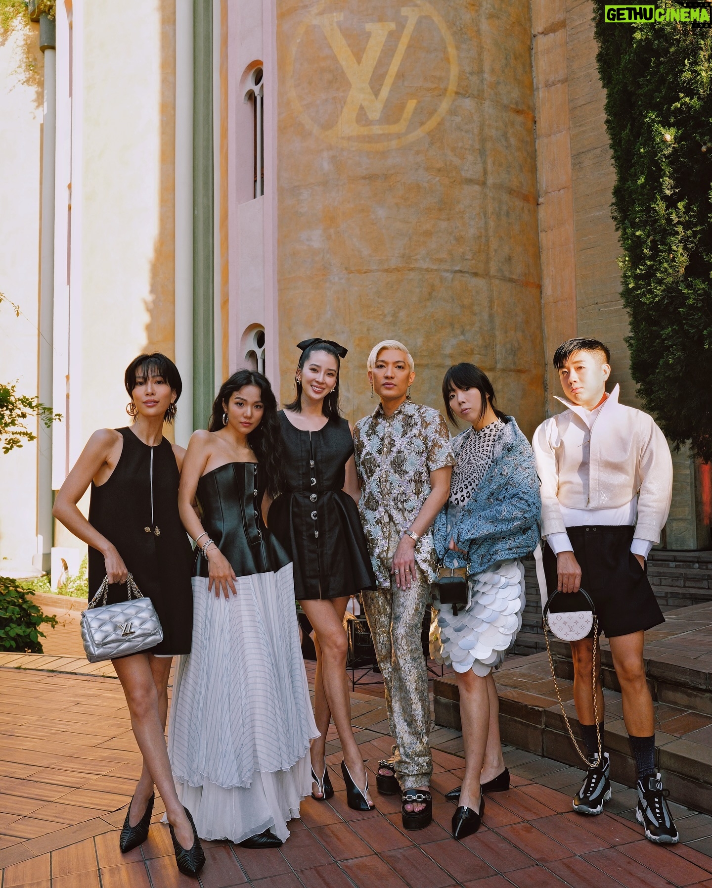 Molly Chiang Instagram - Last night‘s LV Day1 Welcome Dinner was held at ”Ricardo Bofill The Factory“ in Barcelona. LV always finds historic and locally-distinctive venues to host its brand events, reanimating these spaces with its signature elements and creating a truly captivating experience for all.✨🌹🕯️ #LVCRUISE25 @louisvuitton - #最後有巴塞隆納排隊蛋糕吃播開箱 關於昨晚的LV Day1 Welcome Dinner 晚宴地點辦在巴塞隆納的《Ricardo bofill the factory》 這裡竟然是一個廢棄的水泥工廠 建築師瑞卡多·博菲爾把這個產業遺址改造成一個住宅和辦公空間的複合體 現在這裡已經成為巴塞隆納市區的一個標誌性地標 也被認為是現代建築再利用遺產的典範案例之一 體現了建築的永續性和再生性 參與LV很多次活動 真心覺得LV總是能夠發掘具有歷史感和地域特色的場景 再在這裡打造出別具一格的品牌活動 不管是在城市中的隱匿角落 或是偏僻的鄉野之間 LV總能找到這些富有內在魅力的所在 再重新賦予它們全新的生命 將品牌元素跟這些場地的歷史文脈相融合 為我們所有人帶來既耳目一新的體驗✨ 你們不覺得真的很用心很會嗎😍 然後昨天出發晚餐以前 在房間開箱了巴塞隆納排隊熱門甜點《JONCAKE》 我們前一天先在網路上預訂 這樣就可以不用排隊直接隔天店上領取 (但預訂需要當地手機號碼收驗證碼) 吃完的感想就是我影片說的那樣 有人也吃過嗎? 真的是很認真很有水準的起司😂😂😂(?) 還有什麼推薦的甜點嗎? 好想吃什麼開心果口味的甜點喔🥹