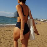 Molly Chiang Instagram - This LV beach ensemble captures my carefree, sun-kissed spirit amidst Barcelona‘s vibrant coastal allure. 🏖️🧡💙@#LVCRUISE25 @louisvuitton - 這趟的LV托特包 墨鏡禮物 立刻把它們帶來巴塞隆納海灘拍美照😆 搭配我在Capri購入的LV泳裝 是不是有點配！！！😝 海灘Look就完成🫶🏾 昨天起了個大早 跟麥力兩個人殺到巴塞隆納海邊拍這組照片 這個海灘是《Somorrostro beach》✨ 剛好離這次住的飯店只要大概10分鐘距離 然後我們大概也只花了10分鐘拍完這組（？）😂 你們不覺得巴塞隆納海灘拍起來就是有種熱情奔放感嗎？還是我心理作用？🤣 目前在巴塞隆納兩天了 感覺這座城市藝術跟生活完美交織 覺得巴塞隆納各處都充滿了令人激動的創意火花 這裡流淌著一股摩登又迷人的氣息 同時又保留著古老的文化遺產 在海邊也能感受到這座城市浪漫奔放自由的氛圍 才來兩天已有點愛上這裡🥹 這座城市讓我心情好到大概就是像第二則影片一樣☺️❤️