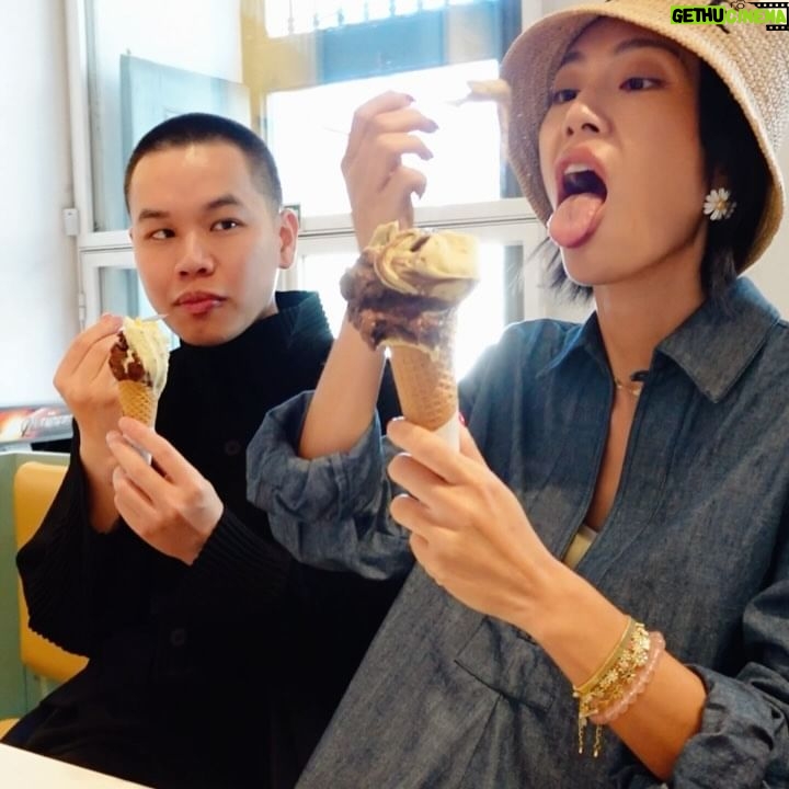 Molly Chiang Instagram - Thank you @riceandshine.co @dzingaigiulio family for taking us on a tour of Lisbon! It was a wonderful experience.🌼✨😍 - #此篇里斯本景點以及Gelato請收藏 #後面有彩蛋影片 昨天 @riceandshine.co @dzingaigiulio 一家人帶著我們遊玩里斯本 帶我去搭了最想搭的里斯本BICA纜車 大家如果來里斯本可以要搭這台 這裡是最經典最好拍的地方✨ 拍起來真的是太可愛了😍 然後大家來里斯本請直接去 《Gelato Davvero》吃Gelato !!! 這家開心果Gelato 我給過!!! 我覺得巧克力的也超好吃 整個黏度跟口感、味道都走在人生對的道路上😂 P.S. 最後影片Leo看到廖亨力的表情我已快笑瘋 小孩子總是誠實的無法隱藏🥰(?)