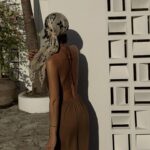 Molly Chiang Instagram - Daily life in Bali 🤎🥥Part.2🌿 @louisvuitton #louisvuitton - ✨此篇峇里島兩家餐廳請收藏✨ #最後的影片好瘋 如果你有來峇里島Canggu區 答應我這家《The Lodge》一定要來吃😍 然後一定要點海鮮鮮蝦燉飯！！！！ 這個燉飯讓我尖叫 我目前峇里島的第一名🤣 這裡也是咖啡廳 建議大家可以來吃中餐🫶🏾 至於晚餐的部分 可以來《Skool》 好吃之外這裡也是氣氛滿點 超多人當天在這裡慶生 如果剛好來峇里島慶祝任何事情 我覺得這很適合 重點是小安經過四天的峇里島與我這個E人洗禮 因為我很喜歡Water這首歌 她竟然鼓起勇氣去問DJ有沒有這首歌 最後DJ竟然真的放了！！！ 整個餐廳的客人直接瘋掉全部跟著唱跳😂 我這個E人直接跟其他客人大熱舞（？） 跟 @aaron77926 出國真心很讚 你還會有一堆很美的自然側拍照🥰 有沒有覺得我快曬回小麥肌了 超開心嘻嘻😍 喔重點來了 我們昨天在海邊夕陽拍了一組大片🤣 小安根本直接變攝影師那種 敬請期待我們安莫組合的大片（？）🤪