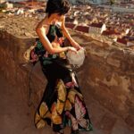 Molly Chiang Instagram - OMG guys, I’m finally here in beautiful Lisbon, Portugal! 😍❤️ This is my first time in Portugal and I‘m so excited! 🤩 I’ve been wanting to come here for ages and I can‘t wait to start exploring this amazing city! ✨🦋🌄 - Oh ya 瞬間移動我來到了《葡萄牙里斯本》 😍❤️ 這也是我人生第一次葡萄牙🤩 想來這裡好久了！！！ 這次終於有機會🥹 廣大的朋友們 請推薦我所有里斯本必吃必逛必拍🙏🏽😂 各位大大的清單來來來 昨天下午抵達里斯本 第一站去了《Castelo de S. Jorge #聖若熱城堡 》🏰 來里斯本一定要到這樣的觀景台來一張整座城市盡收眼底的美照吧🥰 查了一下里斯本的觀景台們 後來我選了來這裡拍 #聖若熱城堡 需要門票入場 里斯本也有免費的觀景台可以拍到美景 我個人喜歡城堡這裡的石頭城牆 我比較希望拍起來下面不是柵欄 這樣拍起來更有Feel😝 然後建議大家可以夕陽前一、兩個小時來 這樣拍起來光非常非常美！！！ 加上里斯本夕陽真的絕美 現在夏天日落時間比較晚 大概晚上20：50-21：00才夕陽🤣 白天時間非常久（所以一天拍照時間有很多哈哈哈） 大家來里斯本可以自己上網看看各個觀景台 看自己喜歡哪一個景來決定拍攝地點🫰🏾 里斯本之旅還有很多驚喜要給大家 真的可以再繼續期待一下了😉😏