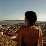 Molly Chiang Instagram - OMG guys, I’m finally here in beautiful Lisbon, Portugal! 😍❤️ This is my first time in Portugal and I‘m so excited! 🤩 I’ve been wanting to come here for ages and I can‘t wait to start exploring this amazing city! ✨🦋🌄 - Oh ya 瞬間移動我來到了《葡萄牙里斯本》 😍❤️ 這也是我人生第一次葡萄牙🤩 想來這裡好久了！！！ 這次終於有機會🥹 廣大的朋友們 請推薦我所有里斯本必吃必逛必拍🙏🏽😂 各位大大的清單來來來 昨天下午抵達里斯本 第一站去了《Castelo de S. Jorge #聖若熱城堡 》🏰 來里斯本一定要到這樣的觀景台來一張整座城市盡收眼底的美照吧🥰 查了一下里斯本的觀景台們 後來我選了來這裡拍 #聖若熱城堡 需要門票入場 里斯本也有免費的觀景台可以拍到美景 我個人喜歡城堡這裡的石頭城牆 我比較希望拍起來下面不是柵欄 這樣拍起來更有Feel😝 然後建議大家可以夕陽前一、兩個小時來 這樣拍起來光非常非常美！！！ 加上里斯本夕陽真的絕美 現在夏天日落時間比較晚 大概晚上20：50-21：00才夕陽🤣 白天時間非常久（所以一天拍照時間有很多哈哈哈） 大家來里斯本可以自己上網看看各個觀景台 看自己喜歡哪一個景來決定拍攝地點🫰🏾 里斯本之旅還有很多驚喜要給大家 真的可以再繼續期待一下了😉😏