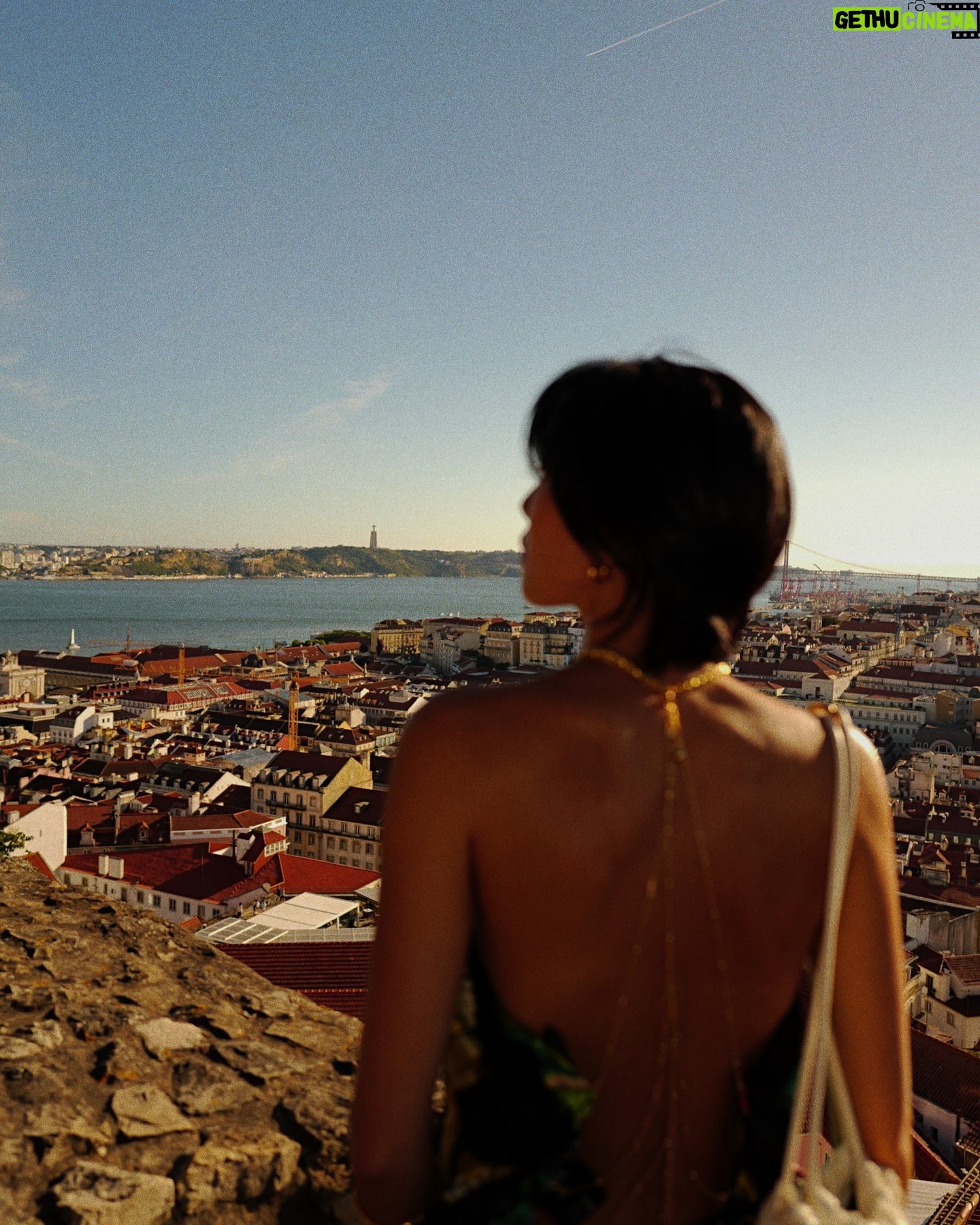 Molly Chiang Instagram - OMG guys, I’m finally here in beautiful Lisbon, Portugal! 😍❤️ This is my first time in Portugal and I‘m so excited! 🤩 I’ve been wanting to come here for ages and I can‘t wait to start exploring this amazing city! ✨🦋🌄 - Oh ya 瞬間移動我來到了《葡萄牙里斯本》 😍❤️ 這也是我人生第一次葡萄牙🤩 想來這裡好久了!!! 這次終於有機會🥹 廣大的朋友們 請推薦我所有里斯本必吃必逛必拍🙏🏽😂 各位大大的清單來來來 昨天下午抵達里斯本 第一站去了《Castelo de S. Jorge #聖若熱城堡 》🏰 來里斯本一定要到這樣的觀景台來一張整座城市盡收眼底的美照吧🥰 查了一下里斯本的觀景台們 後來我選了來這裡拍 #聖若熱城堡 需要門票入場 里斯本也有免費的觀景台可以拍到美景 我個人喜歡城堡這裡的石頭城牆 我比較希望拍起來下面不是柵欄 這樣拍起來更有Feel😝 然後建議大家可以夕陽前一、兩個小時來 這樣拍起來光非常非常美!!! 加上里斯本夕陽真的絕美 現在夏天日落時間比較晚 大概晚上20:50-21:00才夕陽🤣 白天時間非常久(所以一天拍照時間有很多哈哈哈) 大家來里斯本可以自己上網看看各個觀景台 看自己喜歡哪一個景來決定拍攝地點🫰🏾 里斯本之旅還有很多驚喜要給大家 真的可以再繼續期待一下了😉😏