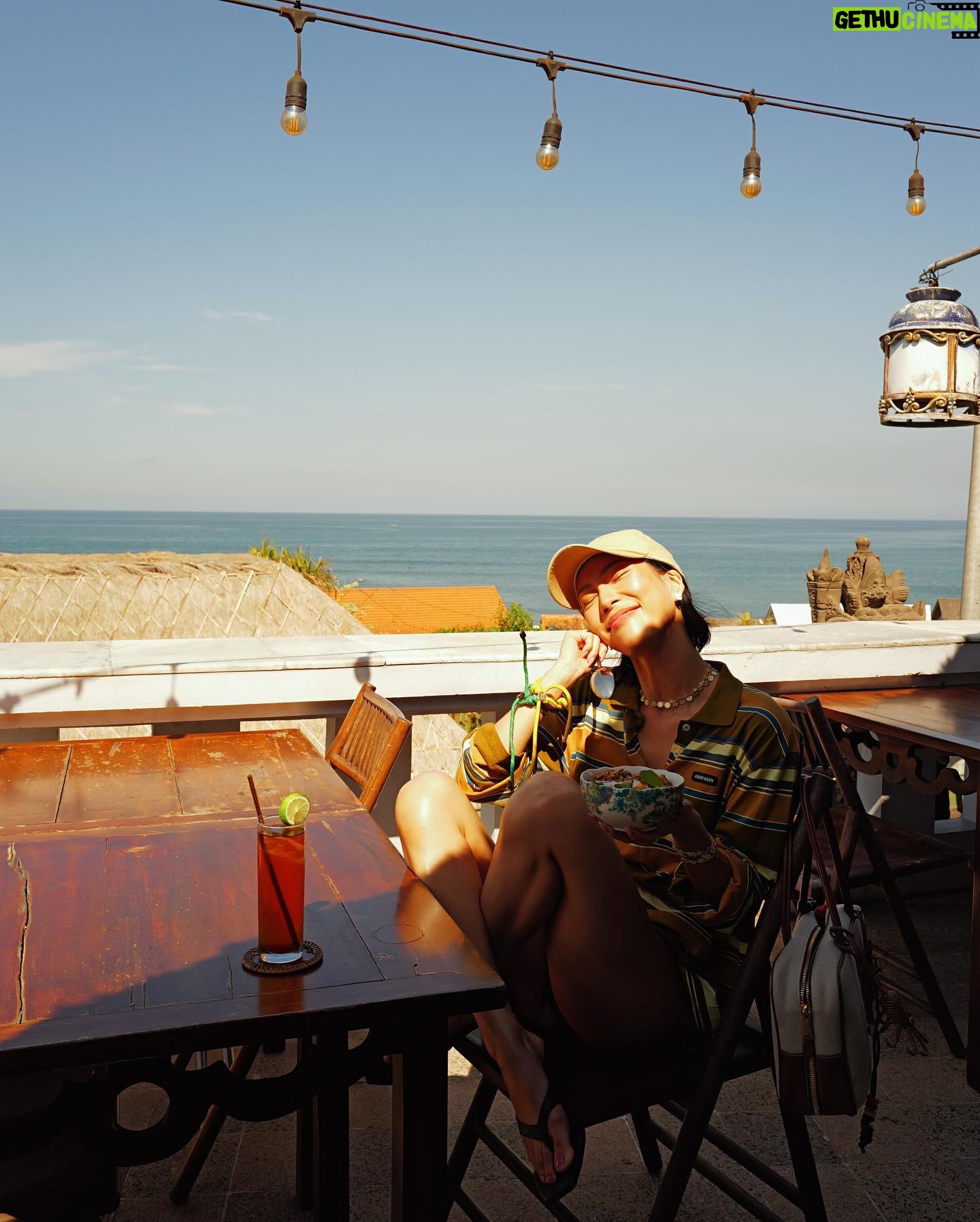 Molly Chiang Instagram - MiuMiu girl in Bali ✨💚🧡🖤 #miumiu @miumiu - 在峇里島買到的戰利品讓我心情整個變彩色起來 心情快樂到跟今天的穿搭一樣繽紛樂😂 就是我掛在包包上的螃蟹 章魚編織娃娃掛飾🥹❤️ 這個掛飾是我在 @Amankila 禮品店買到的 當時看到被這個可愛到心臟漏一拍(好浮誇) 太有趣太可愛的掛飾了!!! 而且掛在這顆MiuMiu包上面顏色有夠配耶? 毫無違和🤣 你們說是不是超可愛! 你們喜歡螃蟹還是章魚的? 另一個超愛的戰利品 就是脖子跟手上的小花項鍊跟手鍊 這個就是峇里島市集的飾品攤販買到的 大家如果去峇里島有逛一些市集 可以都看看有沒有 還有很多顏色的 我自己買了白色跟薄荷綠💚☺️ 在峇里島還是要來點色彩的搭配🥹 自己好喜歡這組照片的配色 吃早餐的時候看到這面藍色的牆壁就覺得應該很適合配我這套拍💙😍 喜歡這套嗎😙