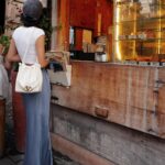 Molly Chiang Instagram - Daily life in Bali 🤍🩵 #VALENTINOGARAVANI @maisonvalentino - 會不會放背影照大家直接略過？😂 別略過我是莫莉（？） 此篇峇里島美食可以收藏 💙 看完一系列峇里島 @amankila 的分享後 接下來我們移動到峇里島的Canggu區 昨天來到這裡的第一餐我們吃了一家印尼本地菜 也是網路好多人推薦的《Sun Sun Warung》 我們一致很愛這裡的炒飯 個人覺得必點 在這裡拍照也好有當地風情feel🥰 再來就是必去的咖啡廳《%》也可以去一下 麥力她們說咖啡是好喝的 門口拍起來也是很可愛✨ 就是我封面照這家 然後晚餐大家一定要去！！！！ 叫《LUMA》 超好吃餐廳又美氛圍又好 答應我一定要去 這套穿搭是休閒舒服風😂 但重點是為了搭配我的VALENTINO GARAVANI VLOGO POUF包 😍 有沒有覺得超可愛好像一顆泡芙包😘 金屬VLogo標誌掛在包上超特別😏 還可以調整的滑動肩帶 就可以肩背、斜背或手提🤍 新的魚尾裙跟鴨舌帽都是 @studiodoe 新款🤍 喜歡這套嗎？ P.S. 最後一張才是真實。