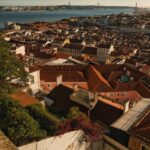 Molly Chiang Instagram - OMG guys, I’m finally here in beautiful Lisbon, Portugal! 😍❤️ This is my first time in Portugal and I‘m so excited! 🤩 I’ve been wanting to come here for ages and I can‘t wait to start exploring this amazing city! ✨🦋🌄 - Oh ya 瞬間移動我來到了《葡萄牙里斯本》 😍❤️ 這也是我人生第一次葡萄牙🤩 想來這裡好久了！！！ 這次終於有機會🥹 廣大的朋友們 請推薦我所有里斯本必吃必逛必拍🙏🏽😂 各位大大的清單來來來 昨天下午抵達里斯本 第一站去了《Castelo de S. Jorge #聖若熱城堡 》🏰 來里斯本一定要到這樣的觀景台來一張整座城市盡收眼底的美照吧🥰 查了一下里斯本的觀景台們 後來我選了來這裡拍 #聖若熱城堡 需要門票入場 里斯本也有免費的觀景台可以拍到美景 我個人喜歡城堡這裡的石頭城牆 我比較希望拍起來下面不是柵欄 這樣拍起來更有Feel😝 然後建議大家可以夕陽前一、兩個小時來 這樣拍起來光非常非常美！！！ 加上里斯本夕陽真的絕美 現在夏天日落時間比較晚 大概晚上20：50-21：00才夕陽🤣 白天時間非常久（所以一天拍照時間有很多哈哈哈） 大家來里斯本可以自己上網看看各個觀景台 看自己喜歡哪一個景來決定拍攝地點🫰🏾 里斯本之旅還有很多驚喜要給大家 真的可以再繼續期待一下了😉😏