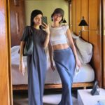 Molly Chiang Instagram - Daily life in Bali 🤍🩵 #VALENTINOGARAVANI @maisonvalentino - 會不會放背影照大家直接略過？😂 別略過我是莫莉（？） 此篇峇里島美食可以收藏 💙 看完一系列峇里島 @amankila 的分享後 接下來我們移動到峇里島的Canggu區 昨天來到這裡的第一餐我們吃了一家印尼本地菜 也是網路好多人推薦的《Sun Sun Warung》 我們一致很愛這裡的炒飯 個人覺得必點 在這裡拍照也好有當地風情feel🥰 再來就是必去的咖啡廳《%》也可以去一下 麥力她們說咖啡是好喝的 門口拍起來也是很可愛✨ 就是我封面照這家 然後晚餐大家一定要去！！！！ 叫《LUMA》 超好吃餐廳又美氛圍又好 答應我一定要去 這套穿搭是休閒舒服風😂 但重點是為了搭配我的VALENTINO GARAVANI VLOGO POUF包 😍 有沒有覺得超可愛好像一顆泡芙包😘 金屬VLogo標誌掛在包上超特別😏 還可以調整的滑動肩帶 就可以肩背、斜背或手提🤍 新的魚尾裙跟鴨舌帽都是 @studiodoe 新款🤍 喜歡這套嗎？ P.S. 最後一張才是真實。