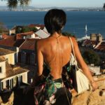 Molly Chiang Instagram - OMG guys, I’m finally here in beautiful Lisbon, Portugal! 😍❤️ This is my first time in Portugal and I‘m so excited! 🤩 I’ve been wanting to come here for ages and I can‘t wait to start exploring this amazing city! ✨🦋🌄 - Oh ya 瞬間移動我來到了《葡萄牙里斯本》 😍❤️ 這也是我人生第一次葡萄牙🤩 想來這裡好久了！！！ 這次終於有機會🥹 廣大的朋友們 請推薦我所有里斯本必吃必逛必拍🙏🏽😂 各位大大的清單來來來 昨天下午抵達里斯本 第一站去了《Castelo de S. Jorge #聖若熱城堡 》🏰 來里斯本一定要到這樣的觀景台來一張整座城市盡收眼底的美照吧🥰 查了一下里斯本的觀景台們 後來我選了來這裡拍 #聖若熱城堡 需要門票入場 里斯本也有免費的觀景台可以拍到美景 我個人喜歡城堡這裡的石頭城牆 我比較希望拍起來下面不是柵欄 這樣拍起來更有Feel😝 然後建議大家可以夕陽前一、兩個小時來 這樣拍起來光非常非常美！！！ 加上里斯本夕陽真的絕美 現在夏天日落時間比較晚 大概晚上20：50-21：00才夕陽🤣 白天時間非常久（所以一天拍照時間有很多哈哈哈） 大家來里斯本可以自己上網看看各個觀景台 看自己喜歡哪一個景來決定拍攝地點🫰🏾 里斯本之旅還有很多驚喜要給大家 真的可以再繼續期待一下了😉😏