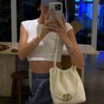 Molly Chiang Instagram - Daily life in Bali 🤍🩵 #VALENTINOGARAVANI @maisonvalentino - 會不會放背影照大家直接略過？😂 別略過我是莫莉（？） 此篇峇里島美食可以收藏 💙 看完一系列峇里島 @amankila 的分享後 接下來我們移動到峇里島的Canggu區 昨天來到這裡的第一餐我們吃了一家印尼本地菜 也是網路好多人推薦的《Sun Sun Warung》 我們一致很愛這裡的炒飯 個人覺得必點 在這裡拍照也好有當地風情feel🥰 再來就是必去的咖啡廳《%》也可以去一下 麥力她們說咖啡是好喝的 門口拍起來也是很可愛✨ 就是我封面照這家 然後晚餐大家一定要去！！！！ 叫《LUMA》 超好吃餐廳又美氛圍又好 答應我一定要去 這套穿搭是休閒舒服風😂 但重點是為了搭配我的VALENTINO GARAVANI VLOGO POUF包 😍 有沒有覺得超可愛好像一顆泡芙包😘 金屬VLogo標誌掛在包上超特別😏 還可以調整的滑動肩帶 就可以肩背、斜背或手提🤍 新的魚尾裙跟鴨舌帽都是 @studiodoe 新款🤍 喜歡這套嗎？ P.S. 最後一張才是真實。