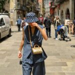 Molly Chiang Instagram - Seize the last moment in Barcelona🌈 - 全部工作結束後 把握最後幾個小時在巴塞隆納的時間 逛了畢卡索博物館附近 也終於吃到了吉拿棒😋（這是重點） 巴塞隆納真的很好逛耶 巷子裡的小店到處都是驚喜 很喜歡逛這種特色小店 挖到很多寶🧏🏻‍♀️ 來這裡別忘了抬頭看看 隨處還掛著彩虹🌈😍 巷弄也充斥著街頭藝術 還有就是…….. 我買到 廖亨力 的紀念品了！！！！ 啊哈哈哈哈哈哈哈 這更是重點！！！！！😏🤣😂 接下來我要去另外一個城市 又可以再買更多紀念品給他了🥰 你們說這是一定要的～對吧？☺️（尖叫）