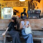 Molly Chiang Instagram - Daily life in Bali 🤍🩵 #VALENTINOGARAVANI @maisonvalentino - 會不會放背影照大家直接略過？😂 別略過我是莫莉（？） 此篇峇里島美食可以收藏 💙 看完一系列峇里島 @amankila 的分享後 接下來我們移動到峇里島的Canggu區 昨天來到這裡的第一餐我們吃了一家印尼本地菜 也是網路好多人推薦的《Sun Sun Warung》 我們一致很愛這裡的炒飯 個人覺得必點 在這裡拍照也好有當地風情feel🥰 再來就是必去的咖啡廳《%》也可以去一下 麥力她們說咖啡是好喝的 門口拍起來也是很可愛✨ 就是我封面照這家 然後晚餐大家一定要去！！！！ 叫《LUMA》 超好吃餐廳又美氛圍又好 答應我一定要去 這套穿搭是休閒舒服風😂 但重點是為了搭配我的VALENTINO GARAVANI VLOGO POUF包 😍 有沒有覺得超可愛好像一顆泡芙包😘 金屬VLogo標誌掛在包上超特別😏 還可以調整的滑動肩帶 就可以肩背、斜背或手提🤍 新的魚尾裙跟鴨舌帽都是 @studiodoe 新款🤍 喜歡這套嗎？ P.S. 最後一張才是真實。